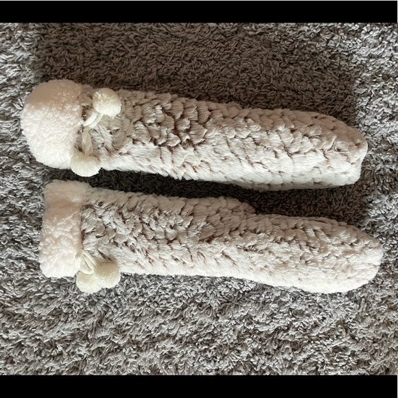 Cabin Slippers - Picture 1 of 3